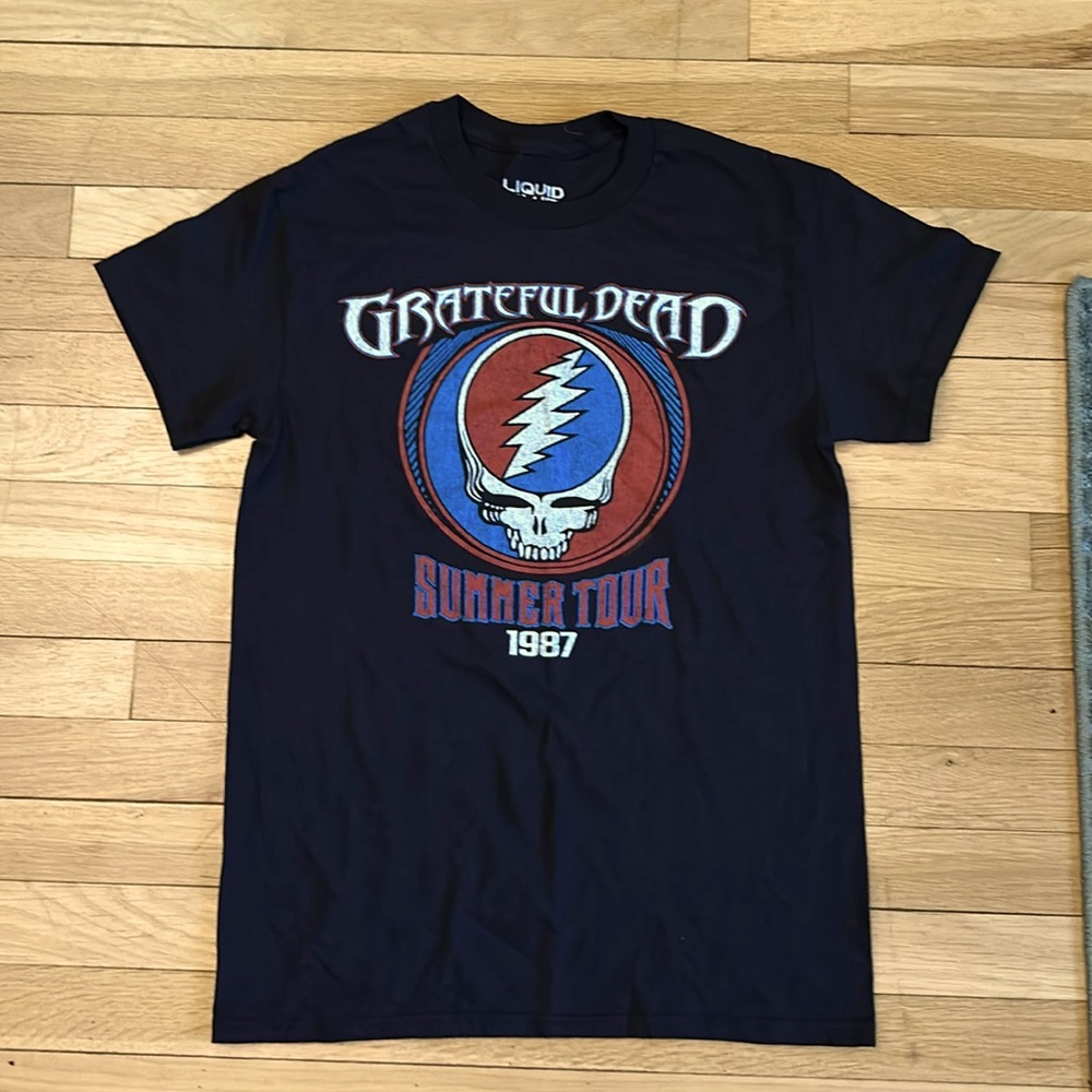 Graphic tee, size small